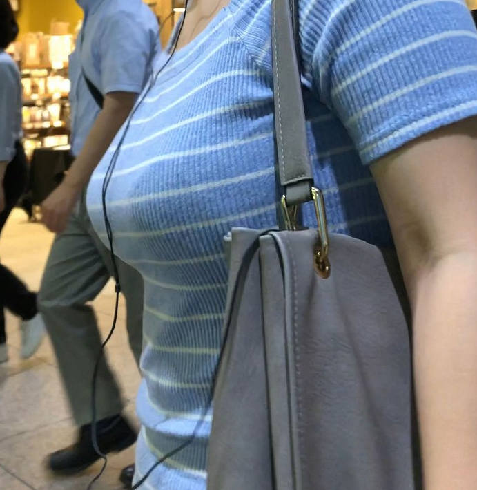 着衣巨乳 街撮り エロ画像 【6】
