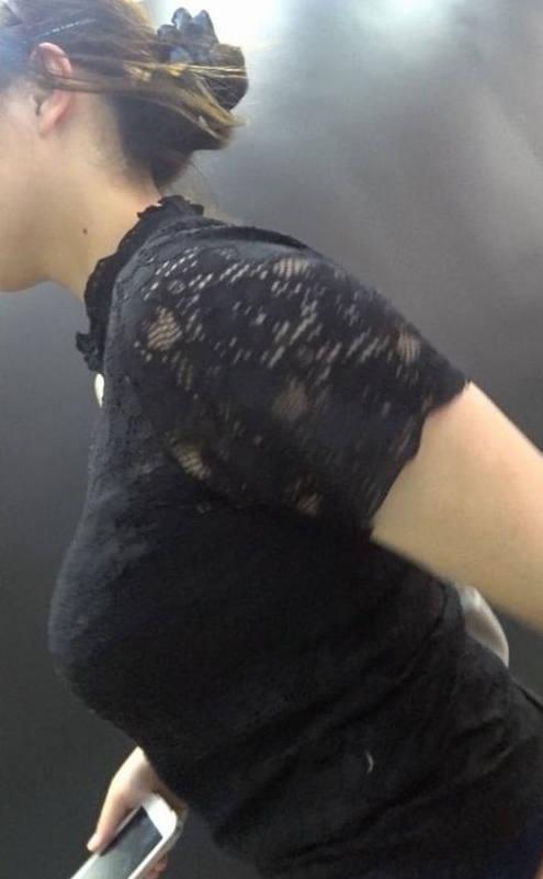 着衣巨乳 街撮り エロ画像 【10】