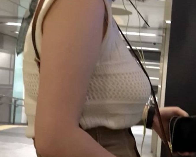 着衣巨乳 街撮り エロ画像 【12】