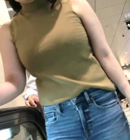 着衣巨乳 街撮り エロ画像 【13】