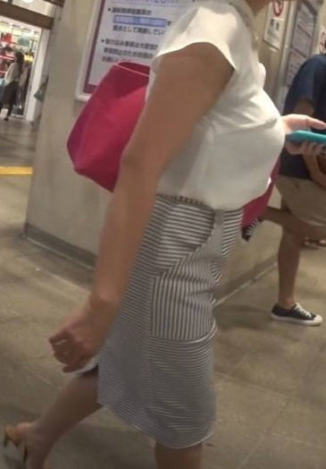 着衣巨乳 街撮り エロ画像 【14】