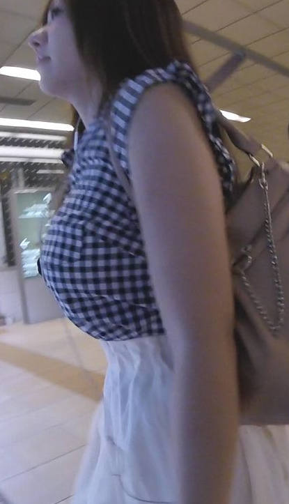 着衣巨乳 街撮り エロ画像 【15】