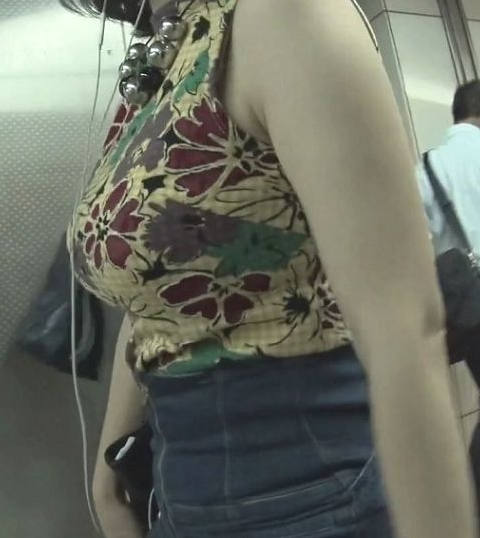 着衣巨乳 街撮り エロ画像 【20】
