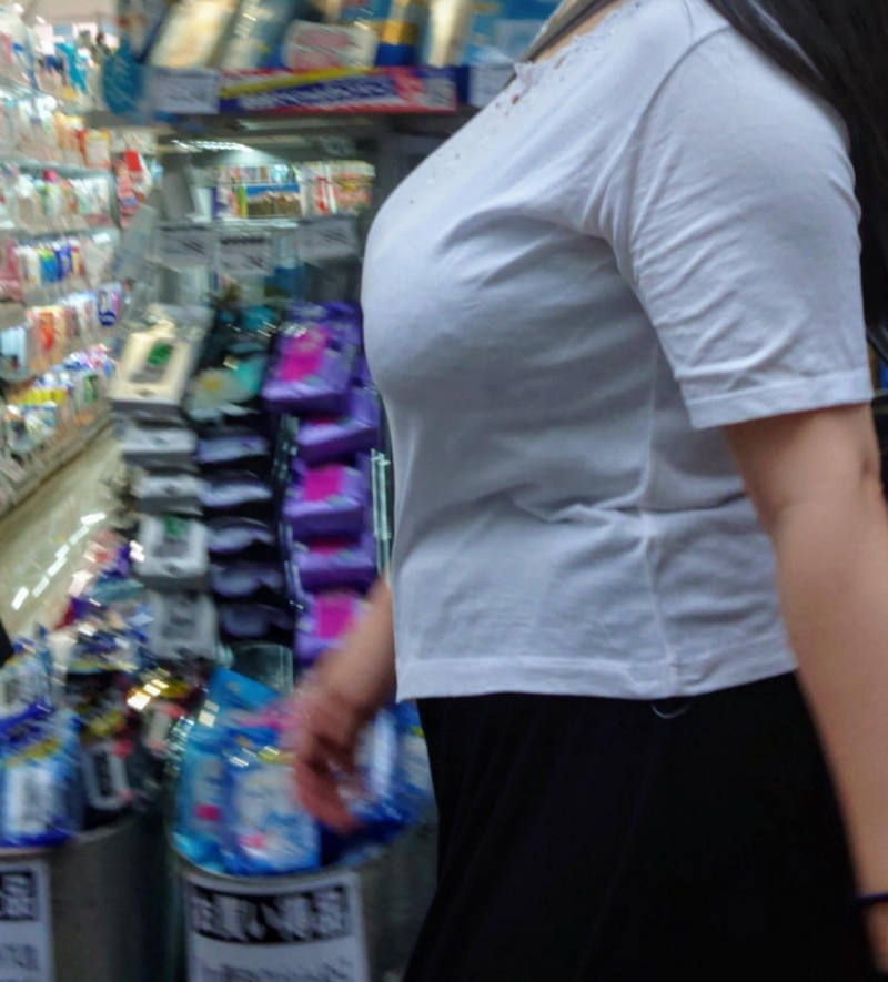 着衣巨乳 街撮り エロ画像 【21】