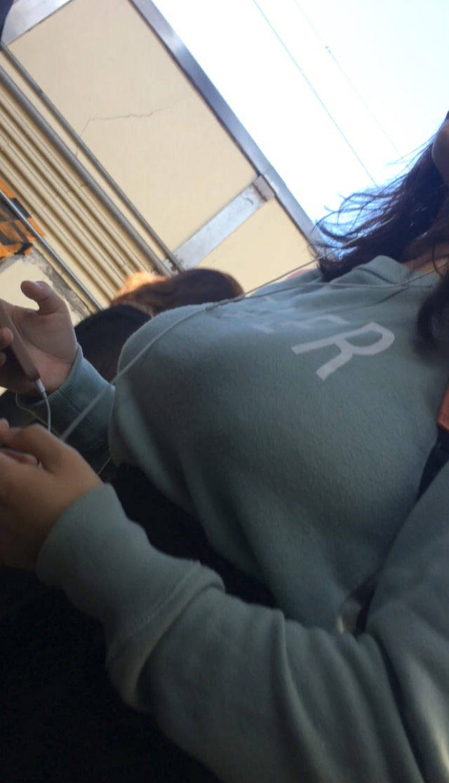 着衣巨乳 街撮り エロ画像 【27】