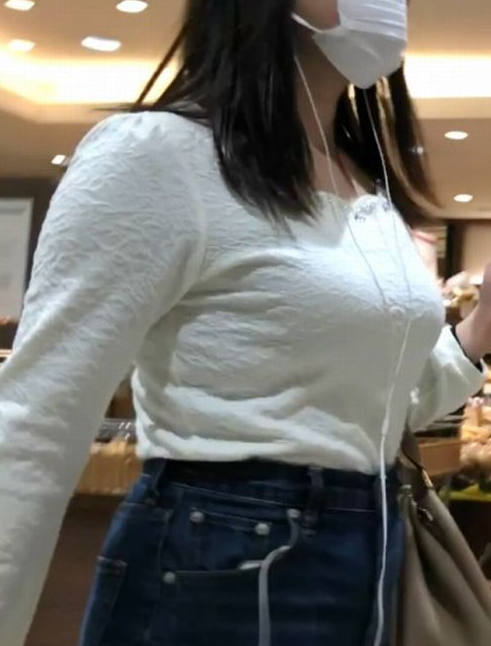 着衣巨乳 街撮り エロ画像 【37】