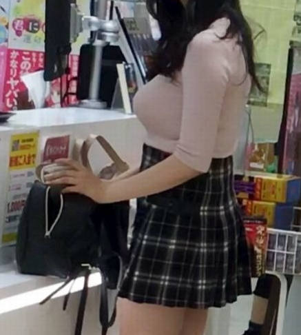 着衣巨乳 街撮り エロ画像 【41】