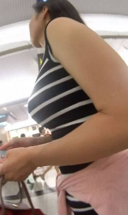着衣巨乳 街撮り エロ画像 【43】