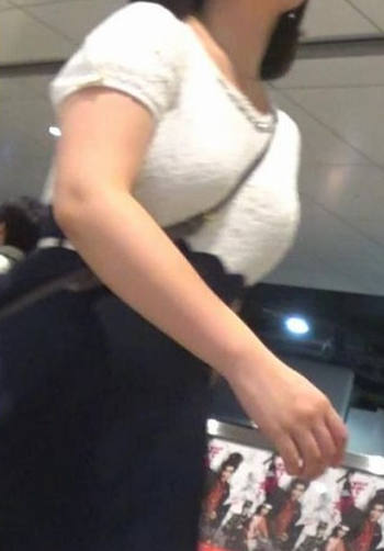 着衣巨乳 街撮り エロ画像 【46】