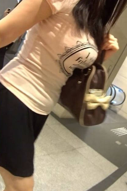 着衣巨乳 街撮り エロ画像 【64】
