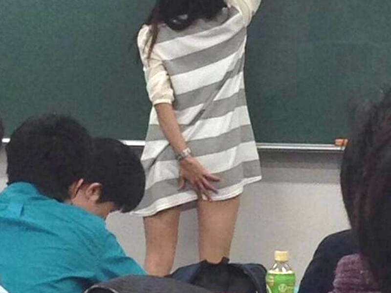 JD（女子大生）の太ももエロ画像 