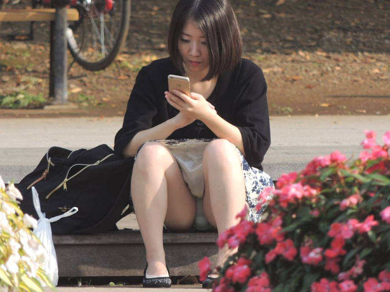 正面にパンチラ女子がいるエロ画像 
