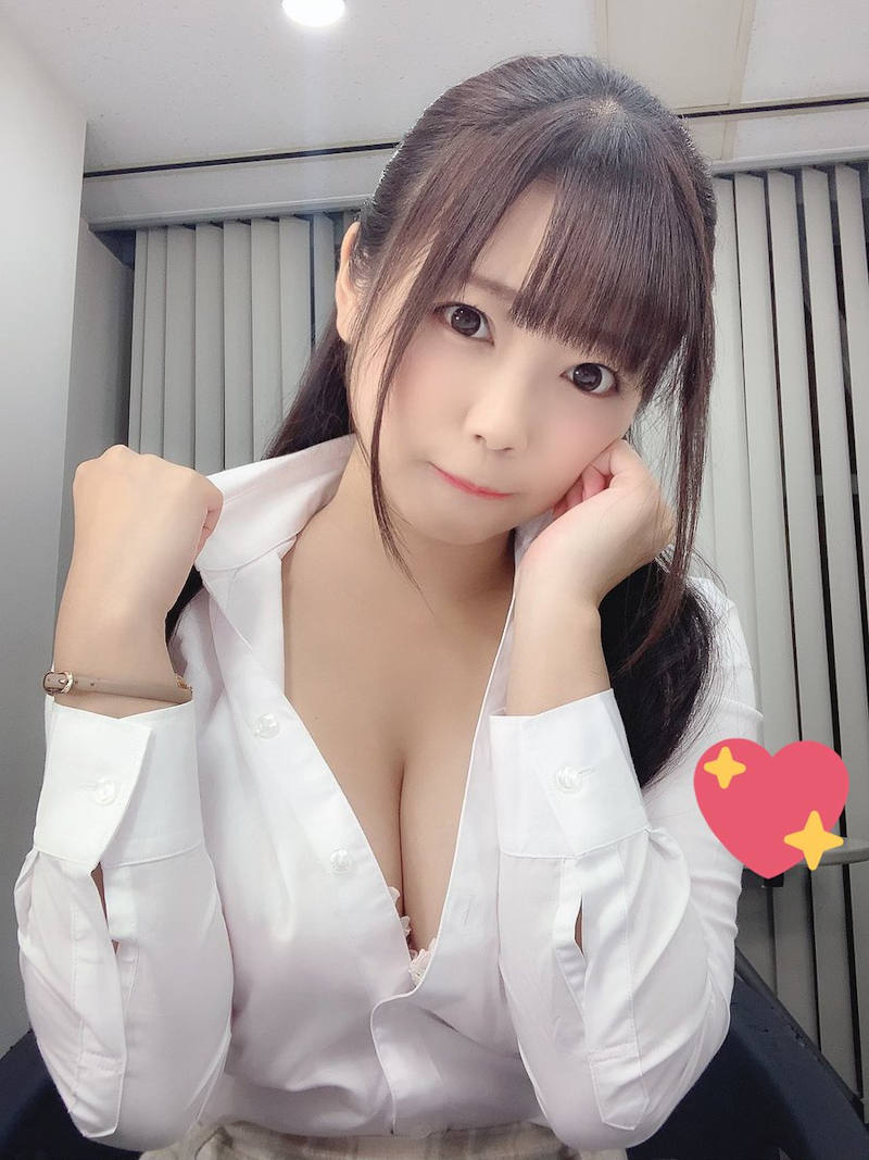 巨乳 谷間 エロ画像 【38】