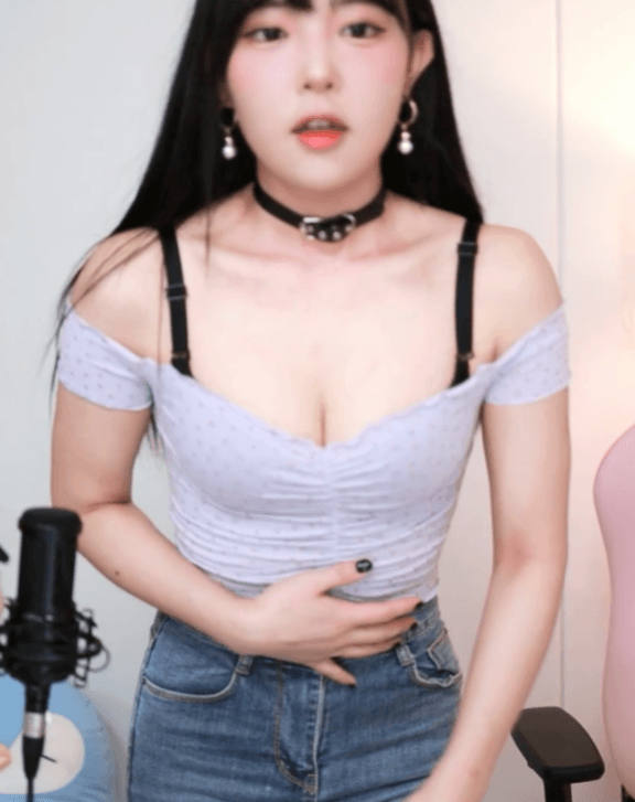 巨乳 谷間 エロ画像 【44】