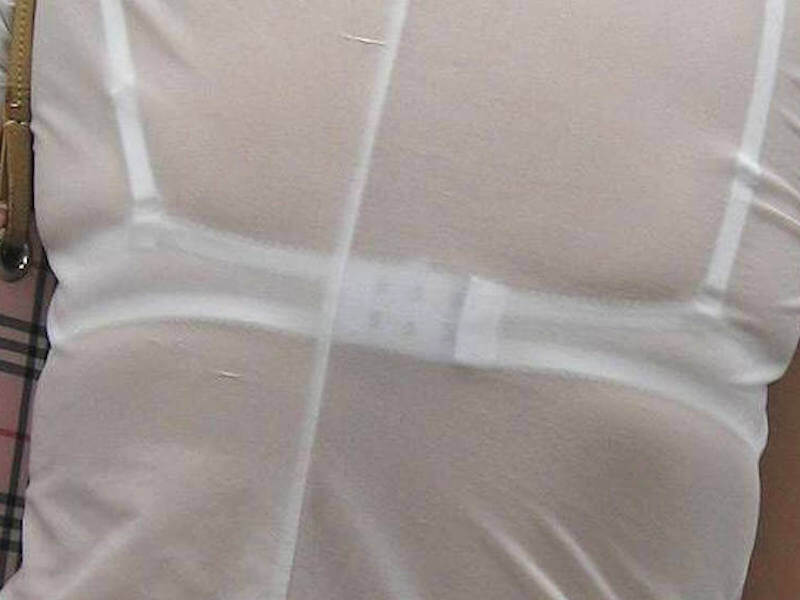 ブラジャーホックの背中撮りエロ画像