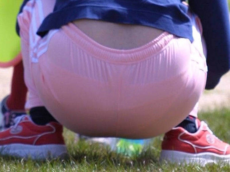 丸いしゃがみお尻のエロ画像