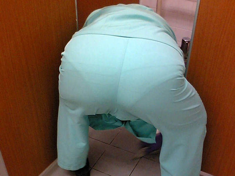掃除してるおばさん清掃員のお尻エロ画像