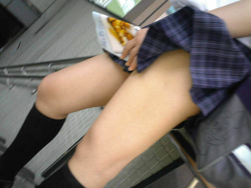 風で太ももがチラリしたエロ画像