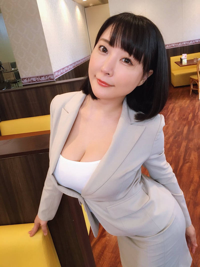 巨乳 OL エロ画像 【22】