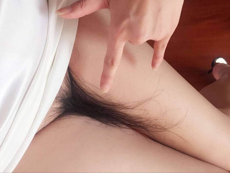 比較的陰毛が長いロン毛なマン毛のエロ画像