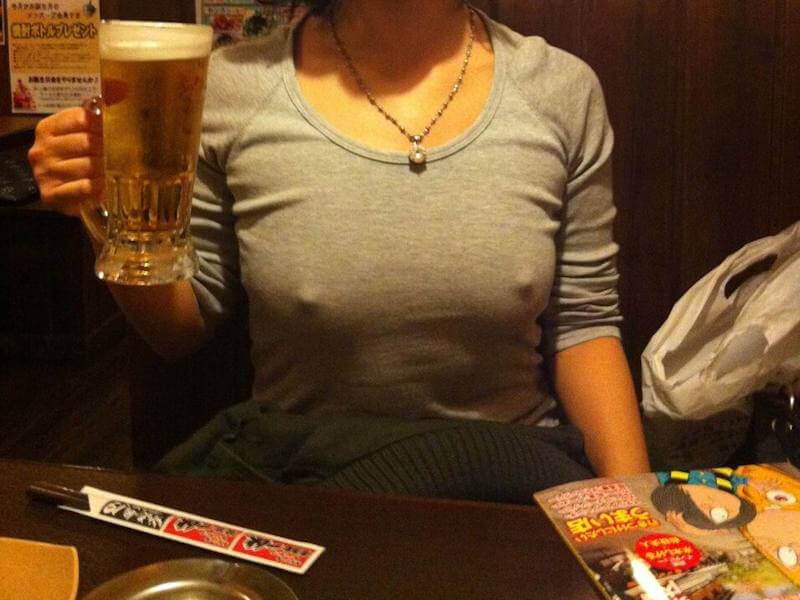 ノーブラ勃起乳首の胸ポチエロ画像
