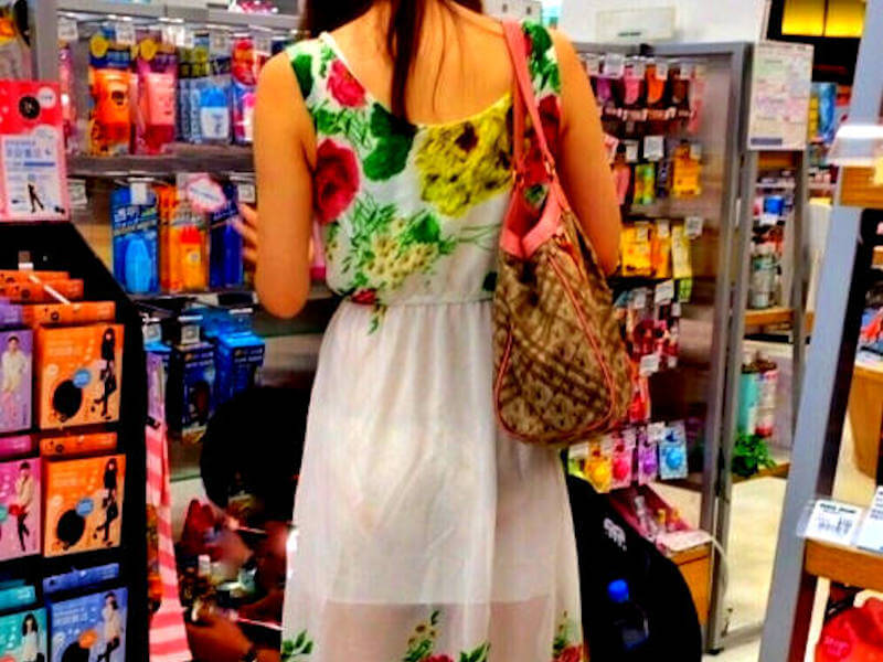 透けパンしたワンピース女子のエロ画像