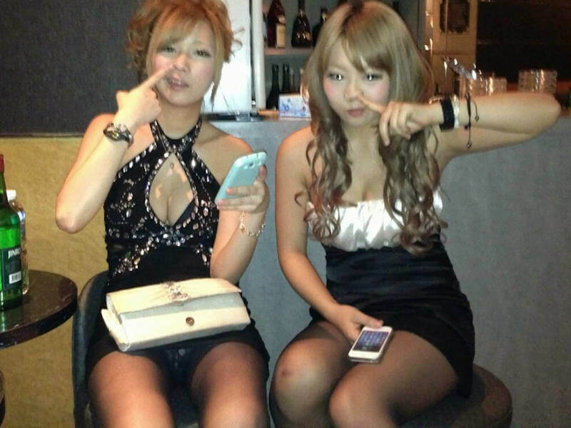 悪ノリ上等なおふざけパンチラエロ画像
