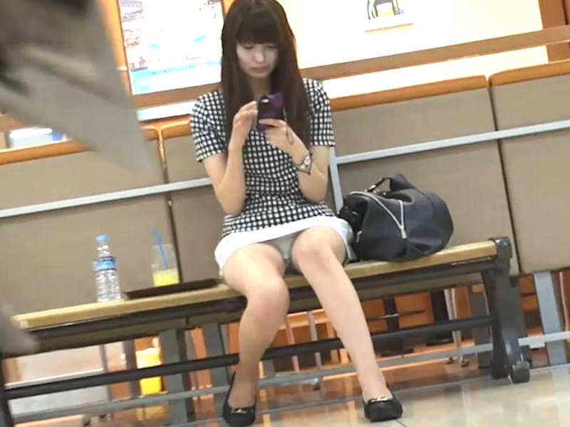 ベンチで休憩中のパンチラエロ画像
