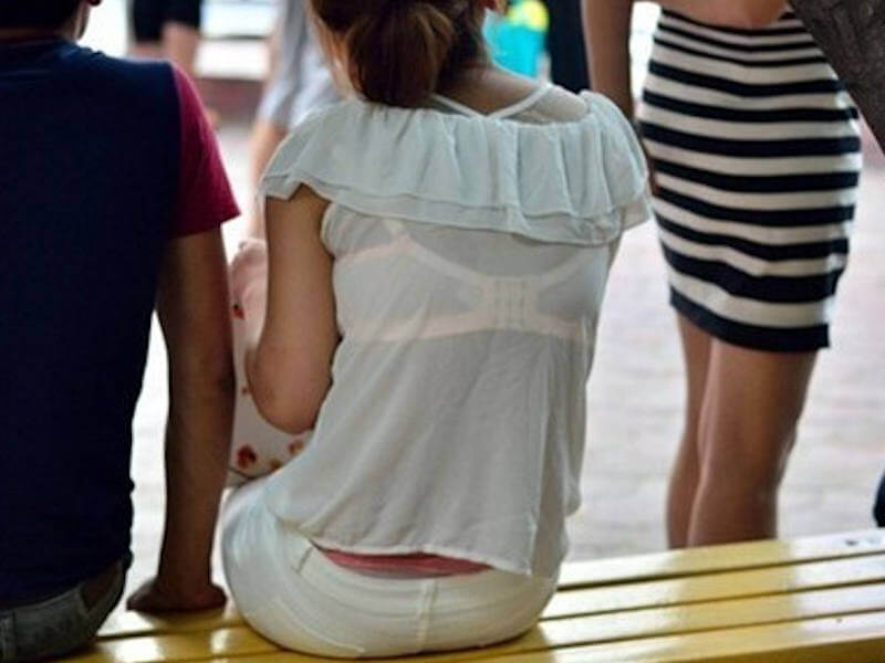 服越し透けブラのエロ画像