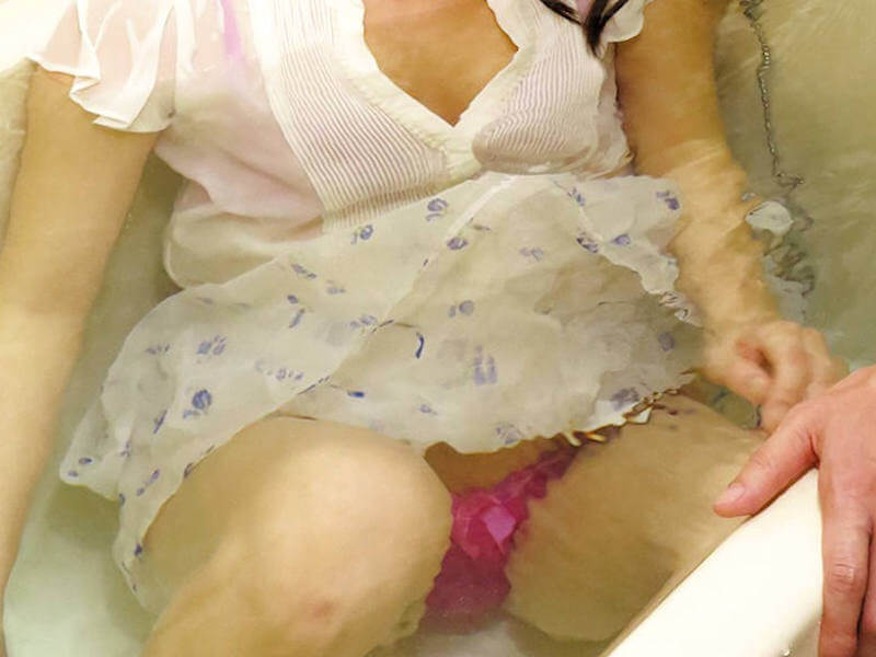 着たままの着衣入浴エロ画像