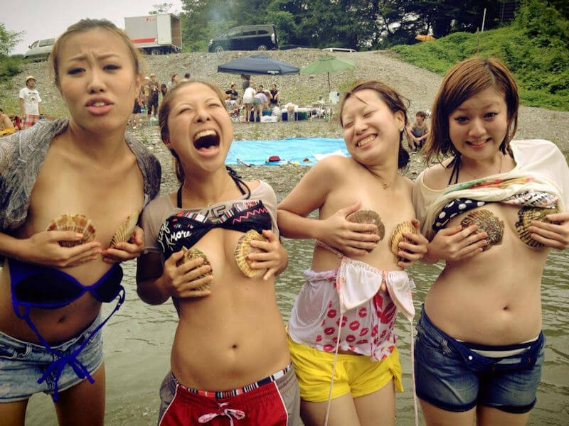 ホットパンツ穿いた水着ギャルのエロ画像