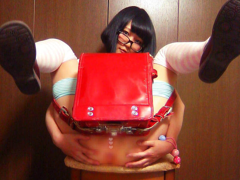 マングリ返したコスプレイヤーのエロ画像