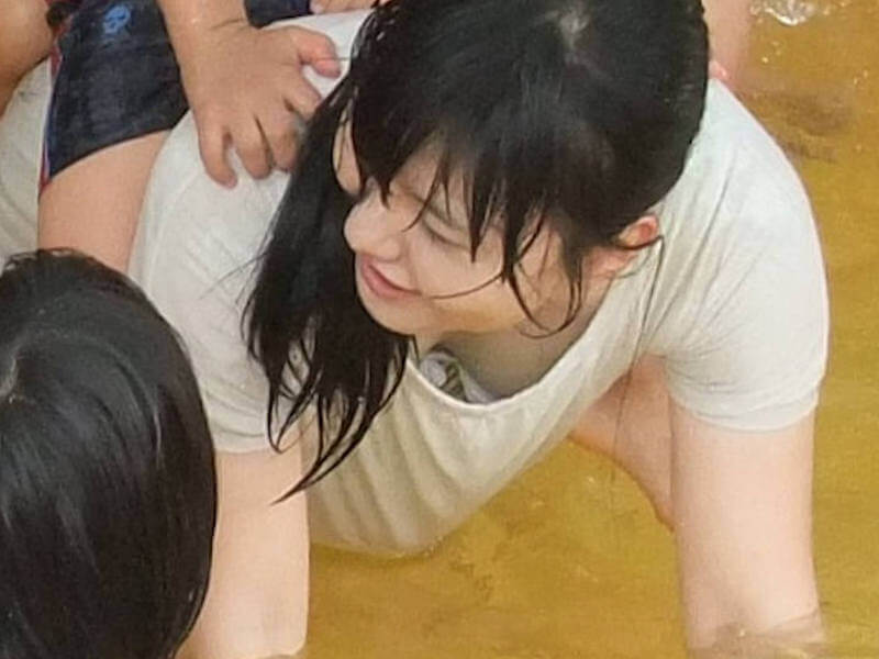 胸元チラッのエロ画像 胸チラ女子100連発