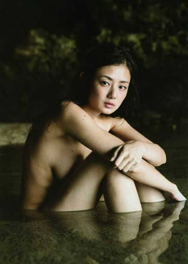 見えそうで見えない セミヌード エロ画像 【23】