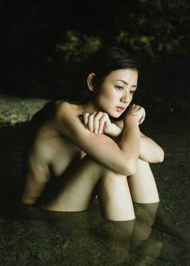 見えそうで見えない セミヌード エロ画像 【24】