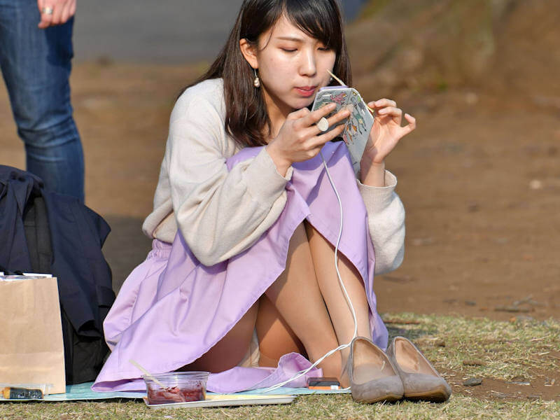 体育座りからのパンチラエロ画像
