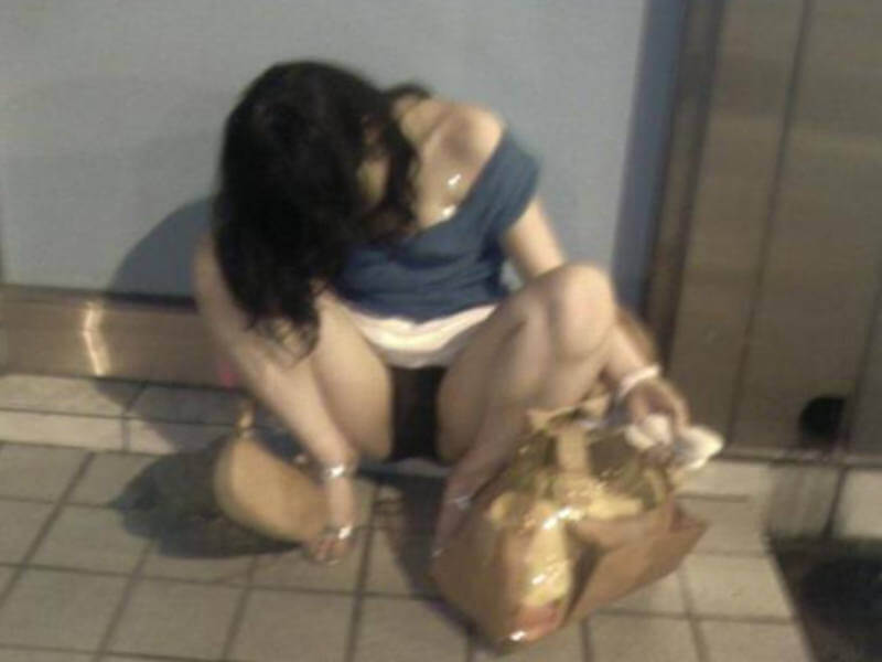 街撮りギャルに見入るエロ画像