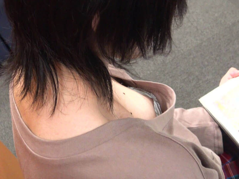 おっぱいチラリに歓喜するエロ画像