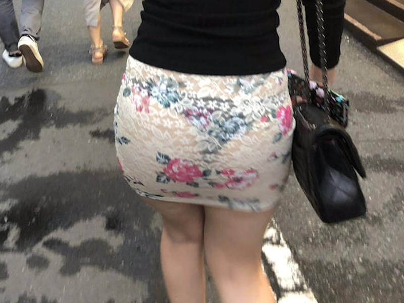 タイトスカート越しのお尻街撮りエロ画像