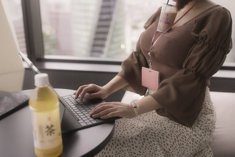 働く女性 巨乳 エロ画像 【42】