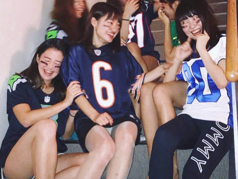 一人はパンツ見える女子会パンチラエロ画像