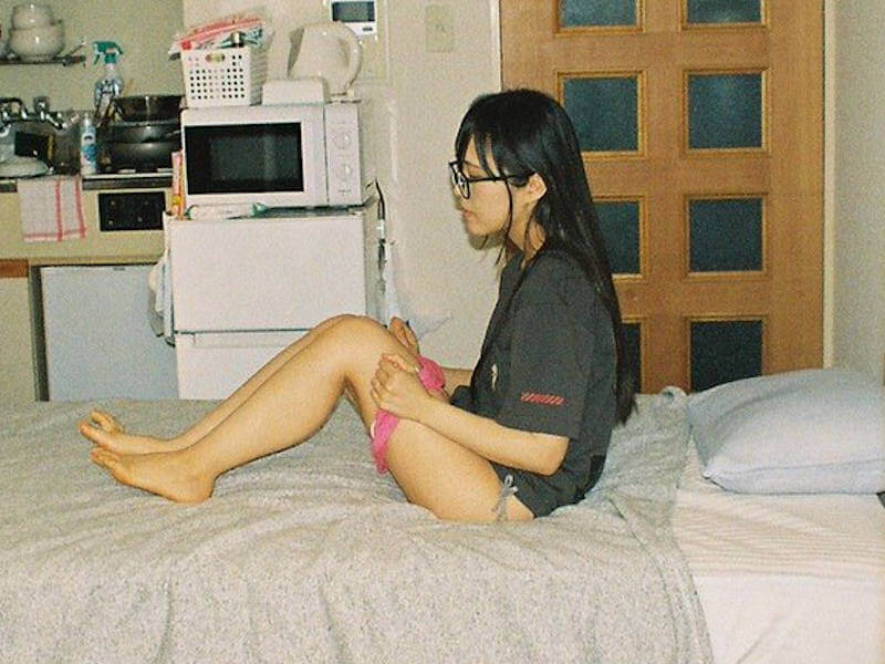家庭内の部屋着脱ぎかけエロ画像