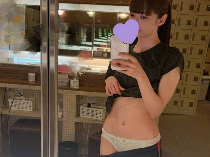 更衣室・脱衣所で自撮りされたエロ画像
