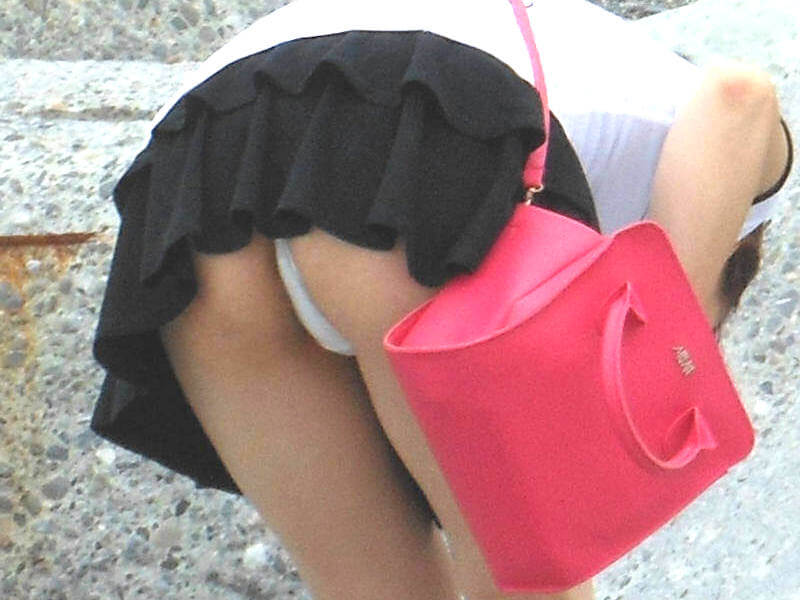エロい女のミニスカTバックパンチラ画像