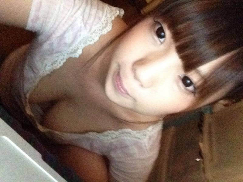 能動的な胸チラ自撮りのエロ画像