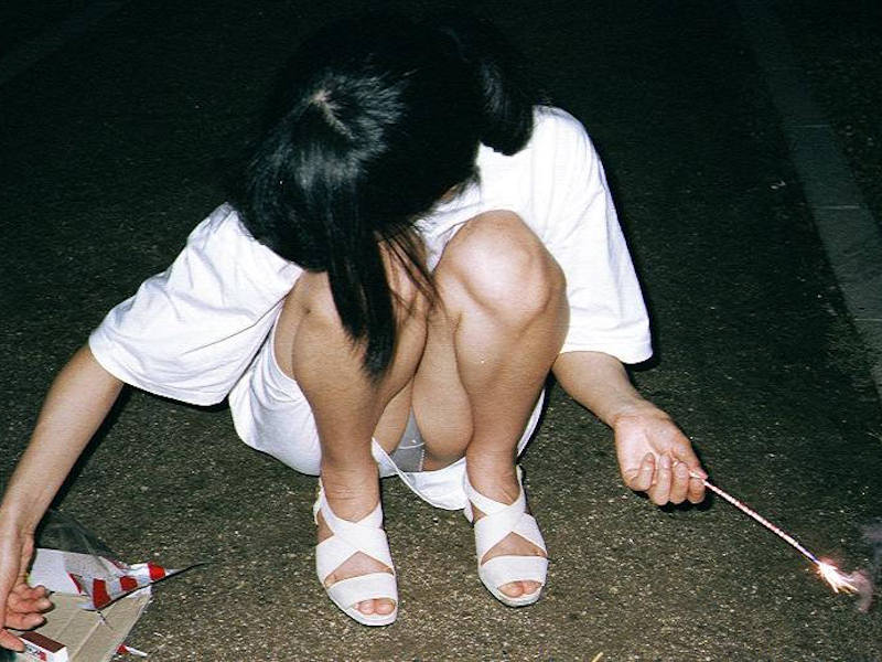 パンチラで夏を感じるエロ画像