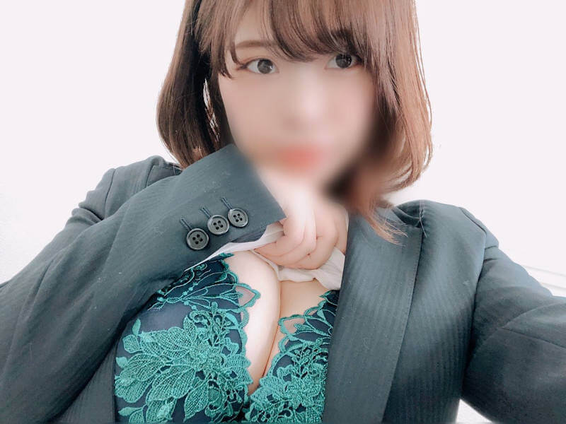 スーツ姿のエロ自撮り画像