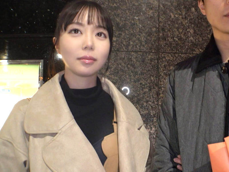 19歳の色白剛毛彼女が彼氏の前で寝取られるAV