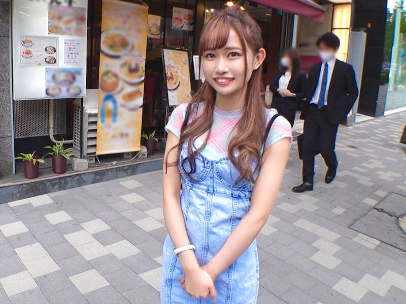 小柄貧乳ギャルをナンパして昼間からハメるAV