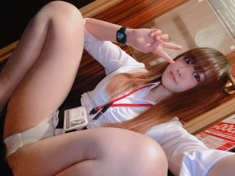 しゃがみパンチラしたOLのエロ画像
